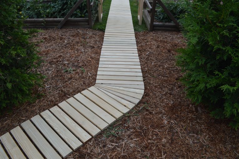 Walkway Corners in Pine Wood – YardEpic